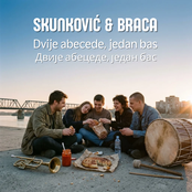 Dvije abecede, jedan bas