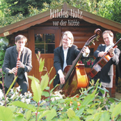 Wildes Holz – Vor der Hütte