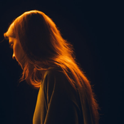 Lizzy McAlpine – Pushing It Down and Praying