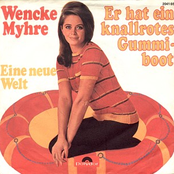 Er hat ein knallrotes Gummiboot