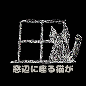 窓辺に座る猫が