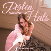 Julia Meladin – Perlen um den Hals