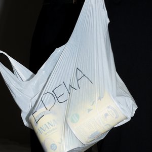 Apollonia sitzt bei Edeka an der Kassa