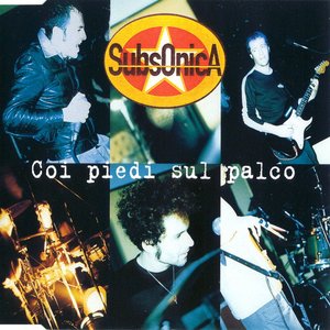Coi piedi sul palco