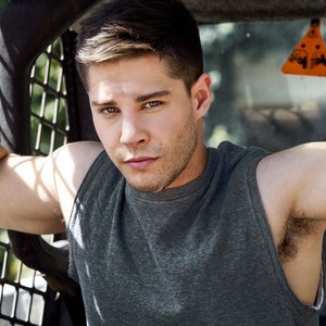 Avatar for Dean Geyer