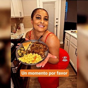 Un Momento Por Favor