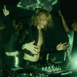 Deep House Dance Mix in a New York Warehouse: Griffin Maxwell Brooks (DJ Mix)