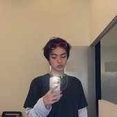 lee leo mirror selfie