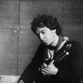 2.-Rino-Gaetano_Foto-dalle-prove-del-Q-Concert_Archivio-di-Anna-Gaetano-©-Riproduzione-riservata-scaled-1-1024x1434.jpg