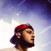 Acá estamos nosotros, nosotros somos esto…  ️ en @festereopicnic   - @pipebaips De gorra roja como si fuera de Limp Bizkit.jpg