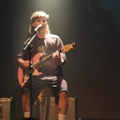felipe hellmann tocando em seu primeiro show como artista solo