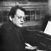Max_Reger_playing_piano.jpg