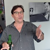 Job Schuring met een pilsje