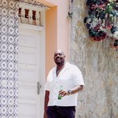 Capa de álbum de música romântica R&B tipográfica minimalista em azul e branco.jpeg