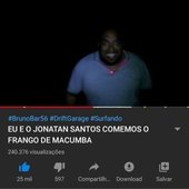 Juliette comendo frango