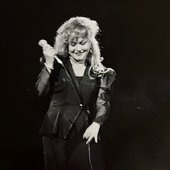 Cantora Claudya em show nos anos 90