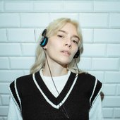 CLOUD (or Lou) is a self-taught singer, songwriter and producer originated from the Parisian suburbs