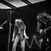 integrantes facendo headbangle