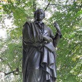 450px-GluckStatue_Muenchen-02.jpg