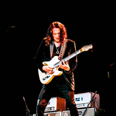 Robben-Ford_officialpromo-live2_2500x3330px.png