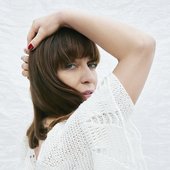 csm_Feist_Multitudes_Press_Photo_Shot_by_Mary_Rozzi_3_91b23b8a23.jpg