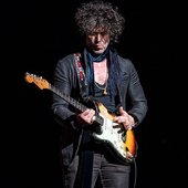 Doyle-Bramhall-II_live_shot_542px.jpeg