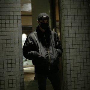 “Unhuman”的封面