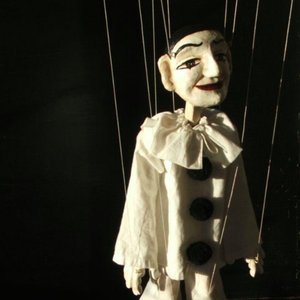 Zdjęcia dla 'The Strings Of A Poet'