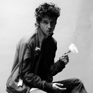 “Troye Sivan”的封面