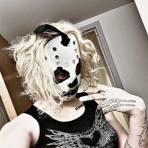 Imagen de 'Barbed Wire Barbie'