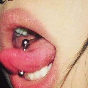 'bite my tongue'の画像
