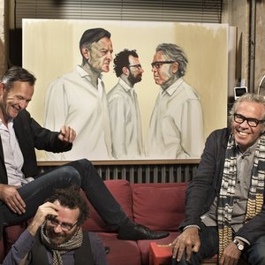 Image for 'Vi Sidder Bare Her'