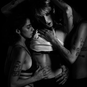 Imagen de 'touchin’ me'
