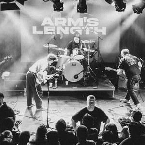 Imagem de 'Arm's Length'