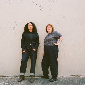 'Nicole McCabe & Savannah Harris' için resim