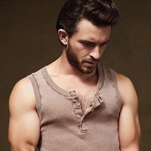 Immagine per 'Jonathan Bailey'