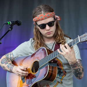 'Billy Strings'の画像