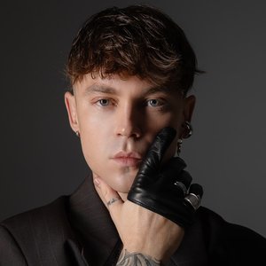 Bild für 'Артем Пивоваров'