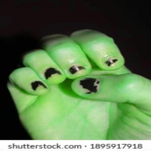Immagine per 'Black Chipped Nails'