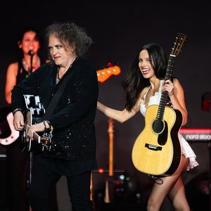 'Olivia Rodrigo, Robert Smith'の画像