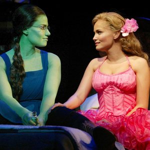 Изображение для 'Kristin Chenoweth & Idina Menzel'