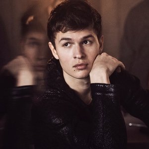 “Ansel Elgort”的封面