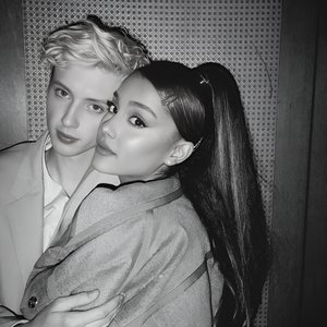 'Ariana Grande & Troye Sivan'の画像