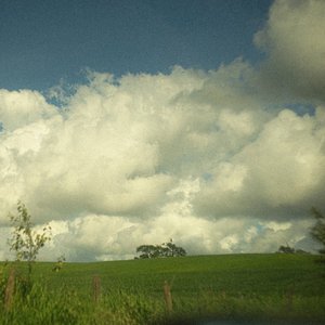 Image for 'hay algo sobre el reflejo del cielo en el pavimento mojado que no me deja pensar en algo que no seas tú'