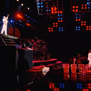 Imagen de 'Tie Your Mother Down (Live in Budapest)'
