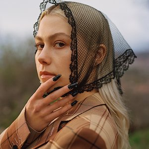 “Phoebe Bridgers”的封面